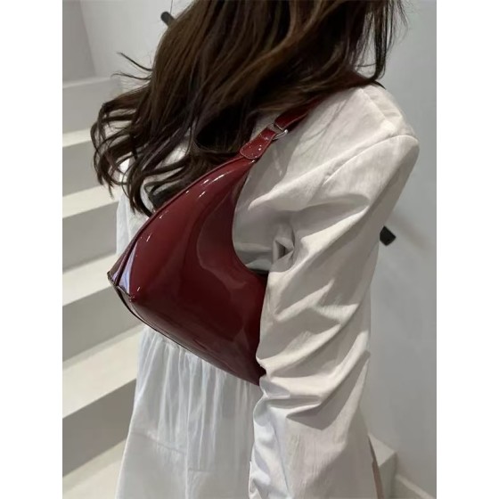 Niche-style vintage patent leather shoulder bag, versatile single shoulder/crossbody bag.